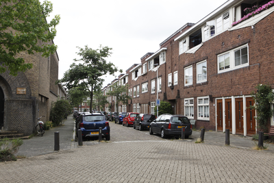 914439 Gezicht in de Paulus Potterstraat te Utrecht, vanaf de Hobbemastraat.